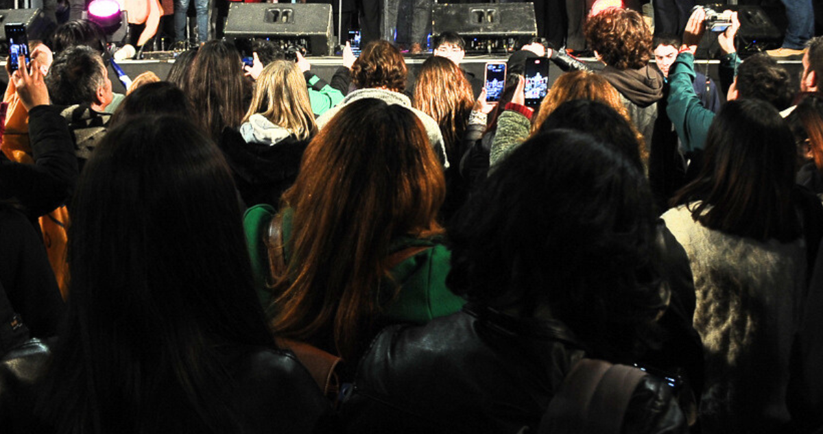 Personas en acto de campaña