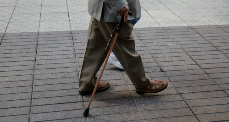 Foto de contexto de adulto mayor para nota sobre reforma de pensiones