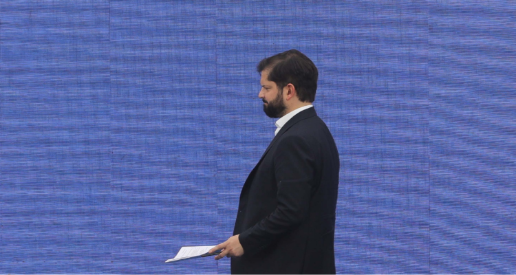 Foto de contexto del presidente Boric para columna sobre la soledad del poder