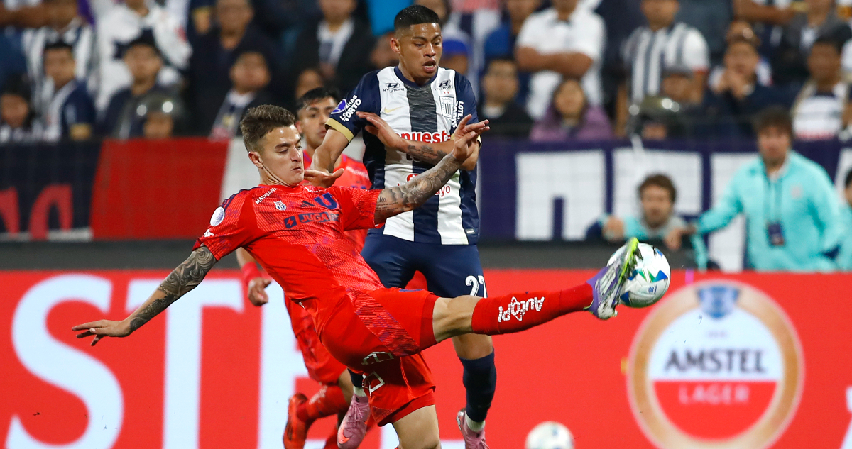 La U jugando ante Alianza Lima en Sudamericana