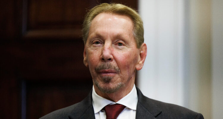 Bloomberg confirma que Larry Ellison, a sus 81 años, destronó a Elon Musk como el más rico del mundo