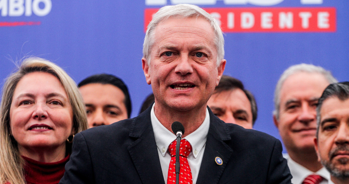 Kast buscará proteger a carabineros y renovar armamento como parte de sus 5 ejes de seguridad