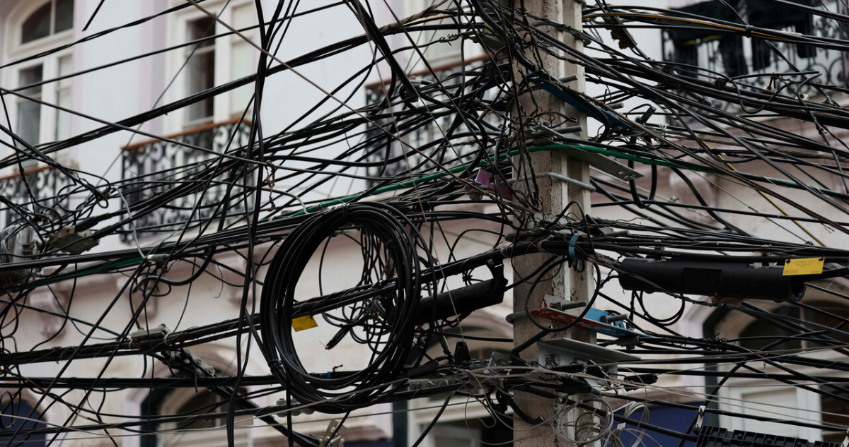 Proyectan que hasta 3 años podría tardar primera limpieza del tendido eléctrico por ley “Chao Cables”