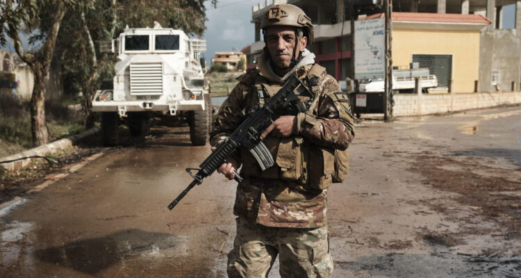 Imagen de febrero que muestra a un soldado en un checkpoint cerca de Aitaroun, sur de Líbano, mientras se encontraba parcialmente bajo ocupación israelí