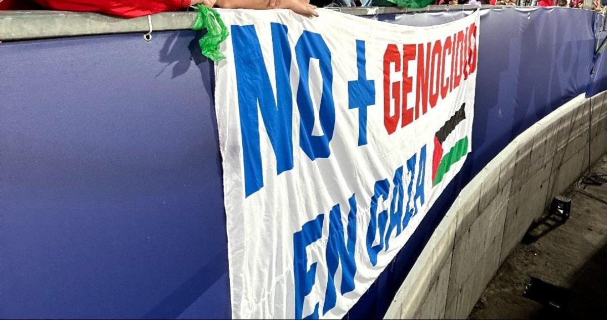 Lienzo alusivo en apoyo a Palestina en el Mundial Sub 20