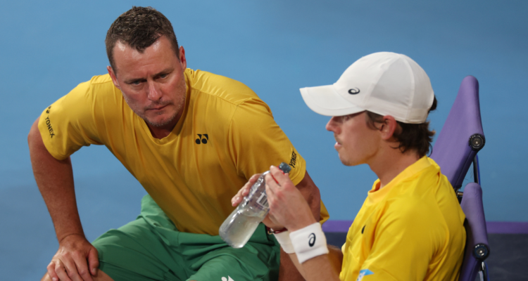Multan a leyenda australiana Lleyton Hewitt por agredir a agente antidopaje durante Copa Davis