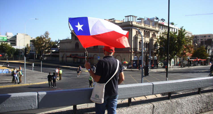 Persona con bandera chilena