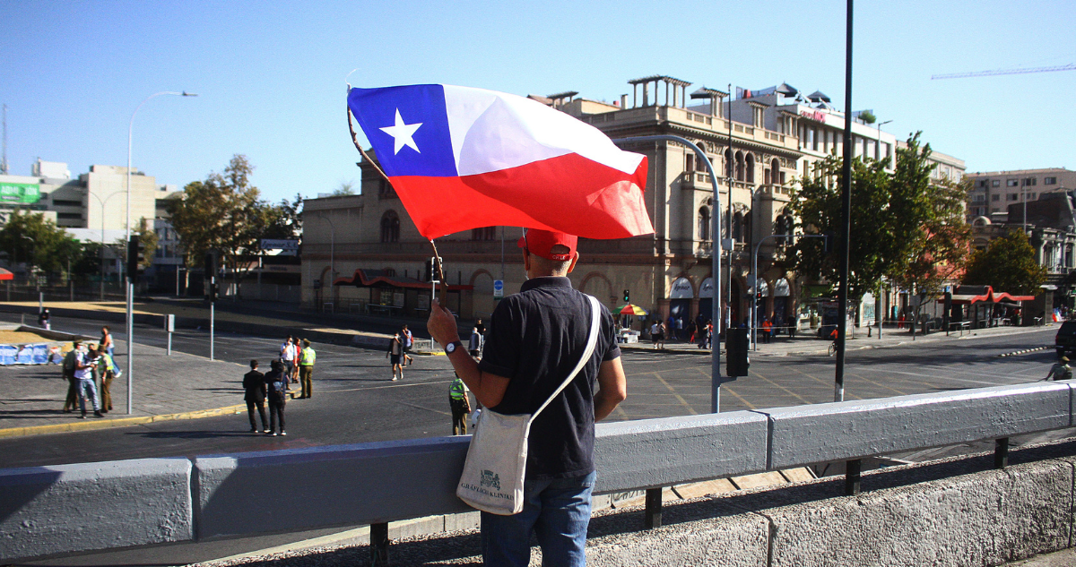 Persona con bandera chilena