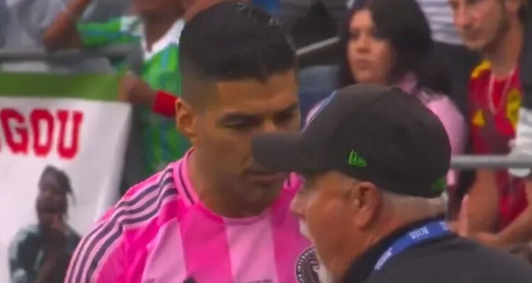Luis Suárez y su escupitajo a asistente del Seattle Sounders