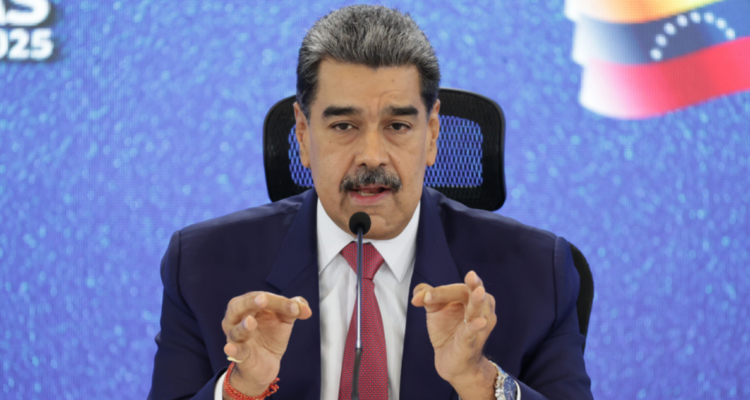 Maduro anuncia que militares enseñarán manejo de armas en comunidades venezolanas.