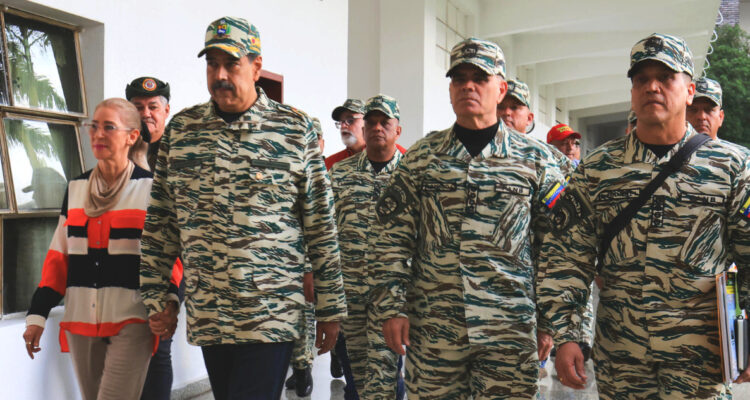 Maduro golpea la mesa: asegura que si Venezuela es agredida pasaría a “etapa de lucha armada”