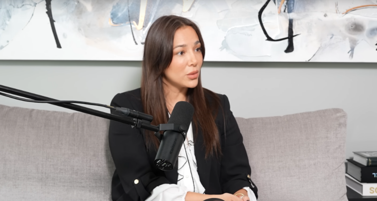 Natalia Mandiola en podcast ‘Mamás in progress’ hablando de su abuso sexual