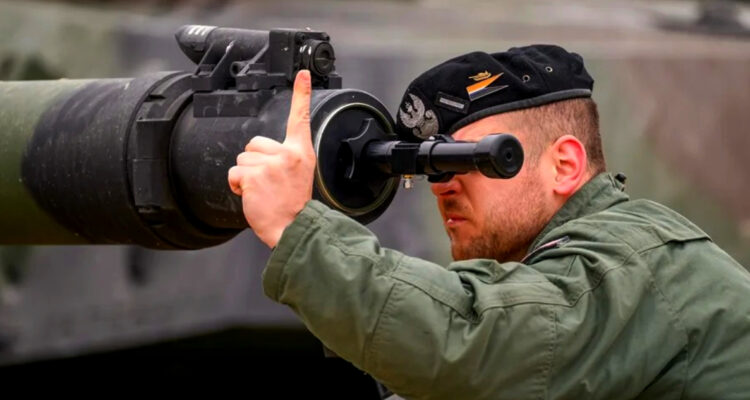 FF.AA. de Polonia en “máxima alerta” por violación de su espacio aéreo por ataque de Rusia a Ucrania