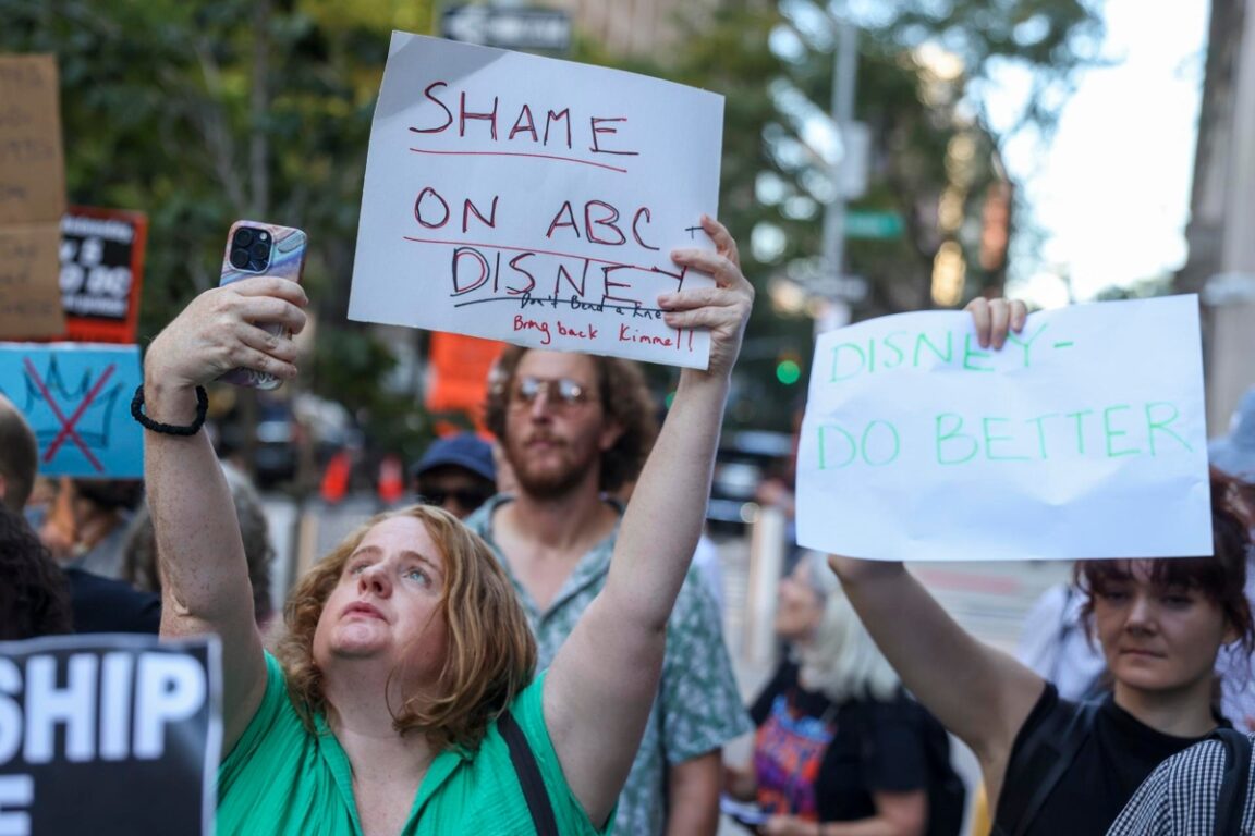 Protestas en Hollywood por suspensión del late show de Jimmy Kimmel: "Se trata de nuestros derechos"