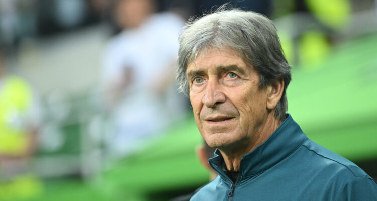 Manuel Pellegrini dirigiendo al Real Betis