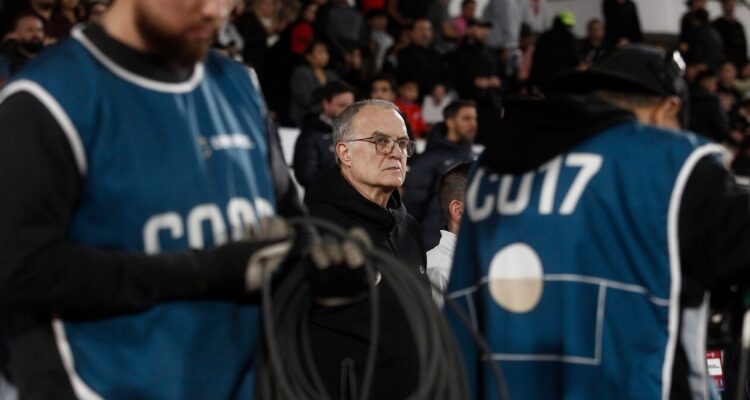 Marcelo Bielsa volvió a Chile al mando de Uruguay.