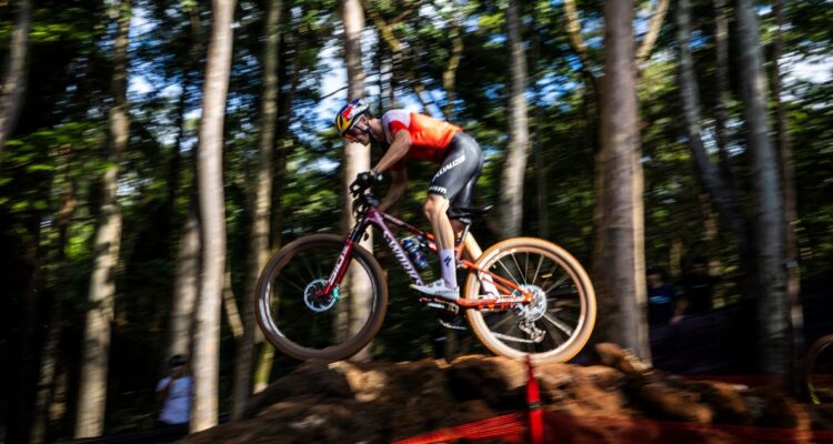 Martín Vidaurre sigue top-10 del circuito Mundial élite a solo tres fechas del término