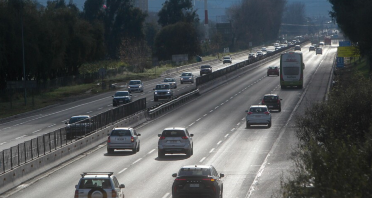 Más de 300 mil vehículos deberían regresar a la RM este sábado y domingo 700 mil ya retornaron.