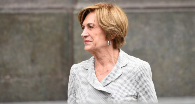 Matthei marca postura a favor del secreto bancario: “Es muy importante y debe ser muy rápido”