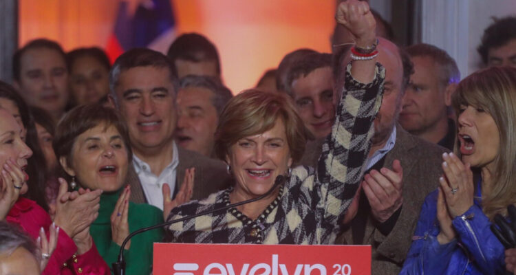 Matthei relanza su campaña presidencial flanqueada por familia Piñera y figuras claves del piñerismo