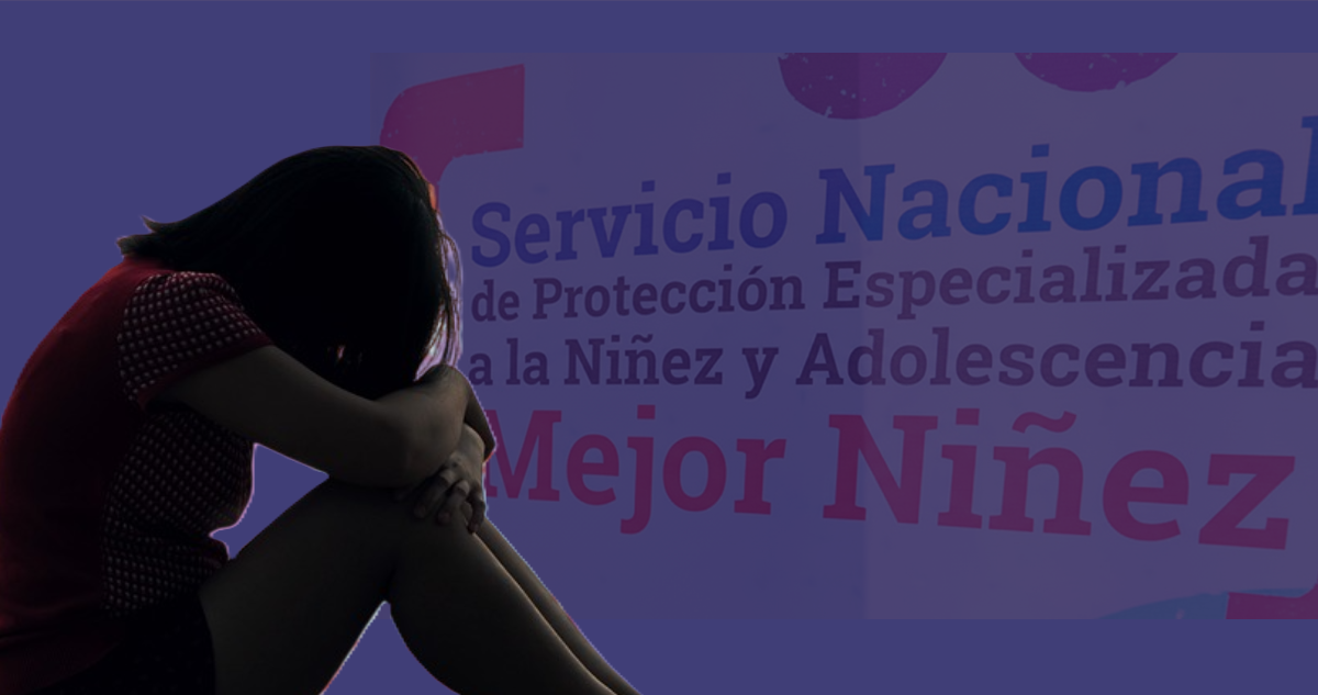 Silueta de adolescente con logo de Mejor Niñez de fondo.