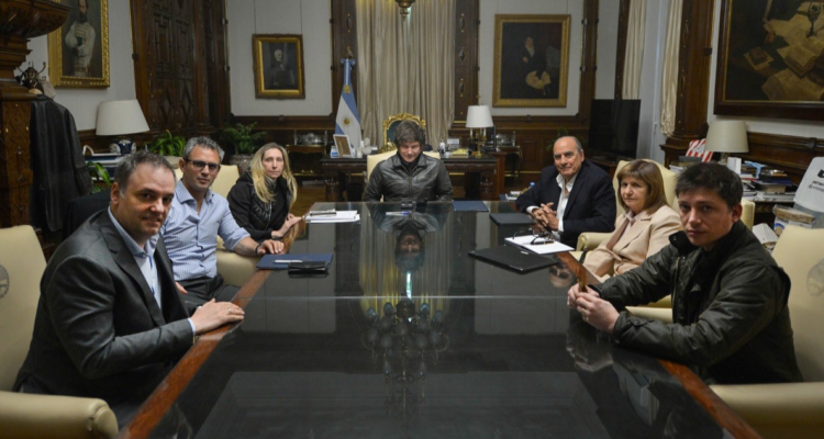El presidente de Argentina, Javier Milei, en una mesa política tras la derrota electoral.