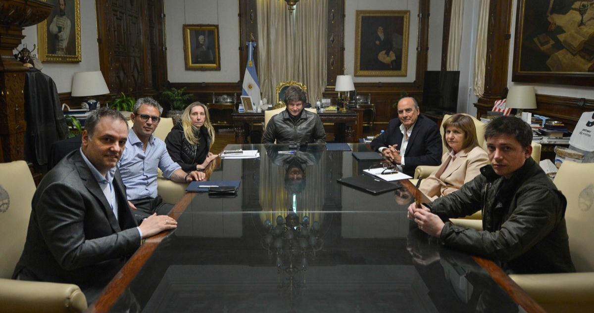 El presidente de Argentina, Javier Milei, en una mesa política tras la derrota electoral.