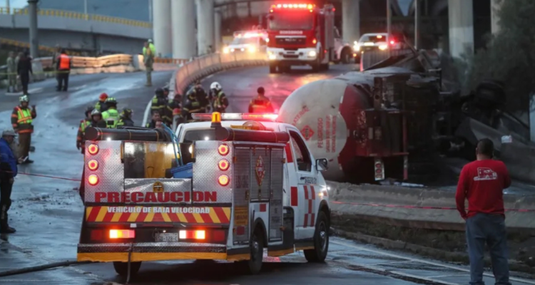 Integrantes del Cuerpo de Bomberos controlan el incendio tras la explosión del camión de gas en la Ciudad de México