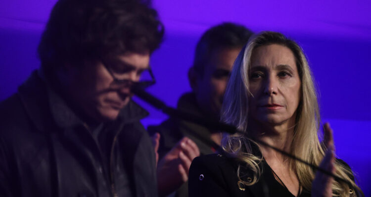 Karina Milei (d), hermana del presidente de Argentina, Javier Milei (i), en La Plata luego de conocer los resultados