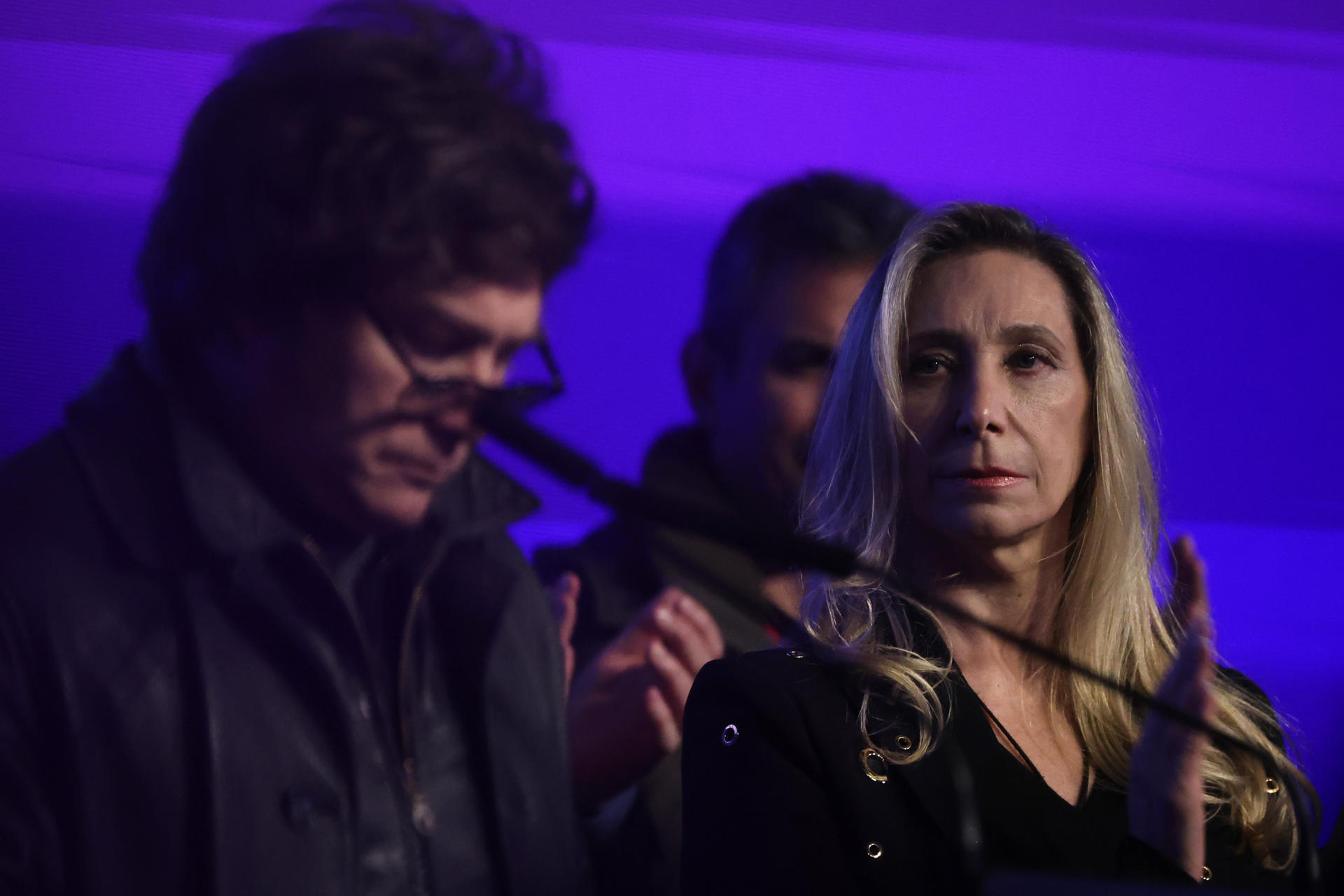 Karina Milei (d), hermana del presidente de Argentina, Javier Milei (i), en La Plata luego de conocer los resultados