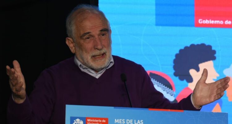 Ministro Montes por megatoma de San Antonio: pide a propietarios de terreno a buscar hasta el último momento una solución