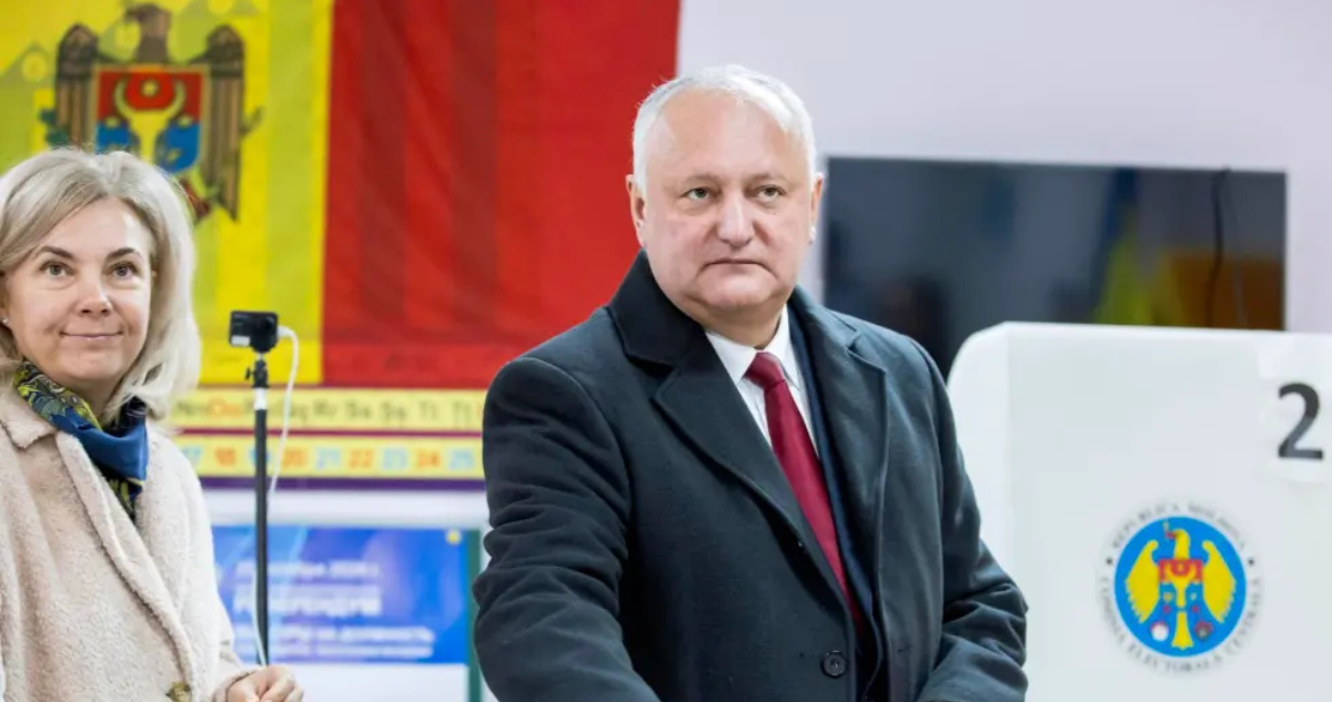 El opositor prorruso Ígor Dodon (d) vota en las elecciones de 2024 en Chisinau (Moldavia)