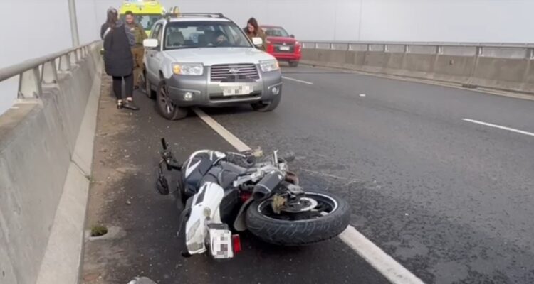 Motociclista choca con vehículo en medio de densa niebla en Puente Bicentenario
