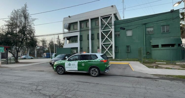 Cientos de personas protagonizan ataque contra comisaría de Huechuraba: hay una mujer detenida