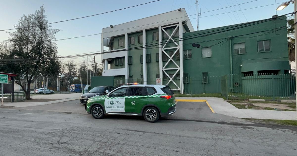 Cientos de personas protagonizan ataque contra comisaría de Huechuraba: hay una mujer detenida