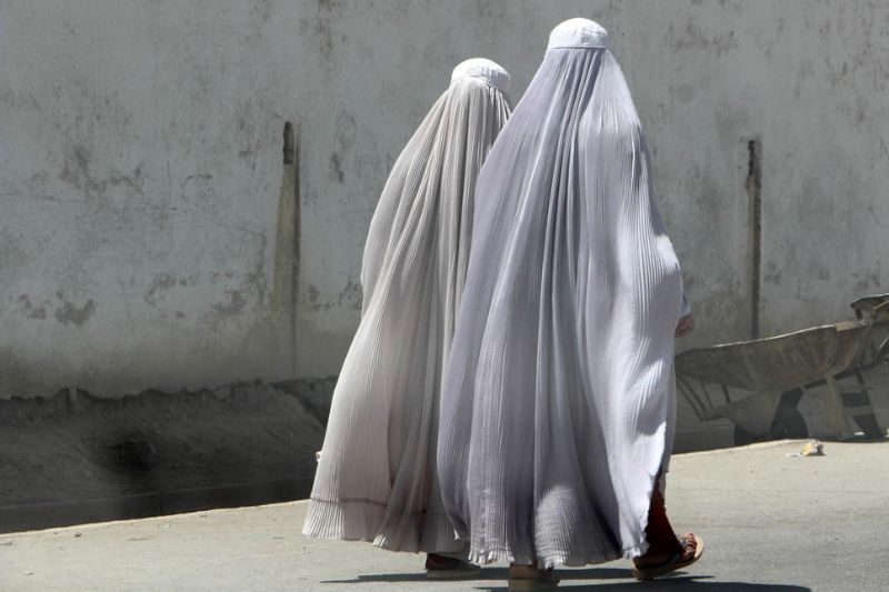 Fotografía de archivo de mujeres afganas con burka caminando por una calle en Kandahar. Afganistán