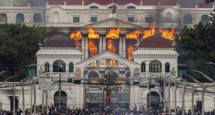 El fuego y el humo se elevan del palacio Singha Durbar, que alberga los edificios gubernamentales y parlamentarios