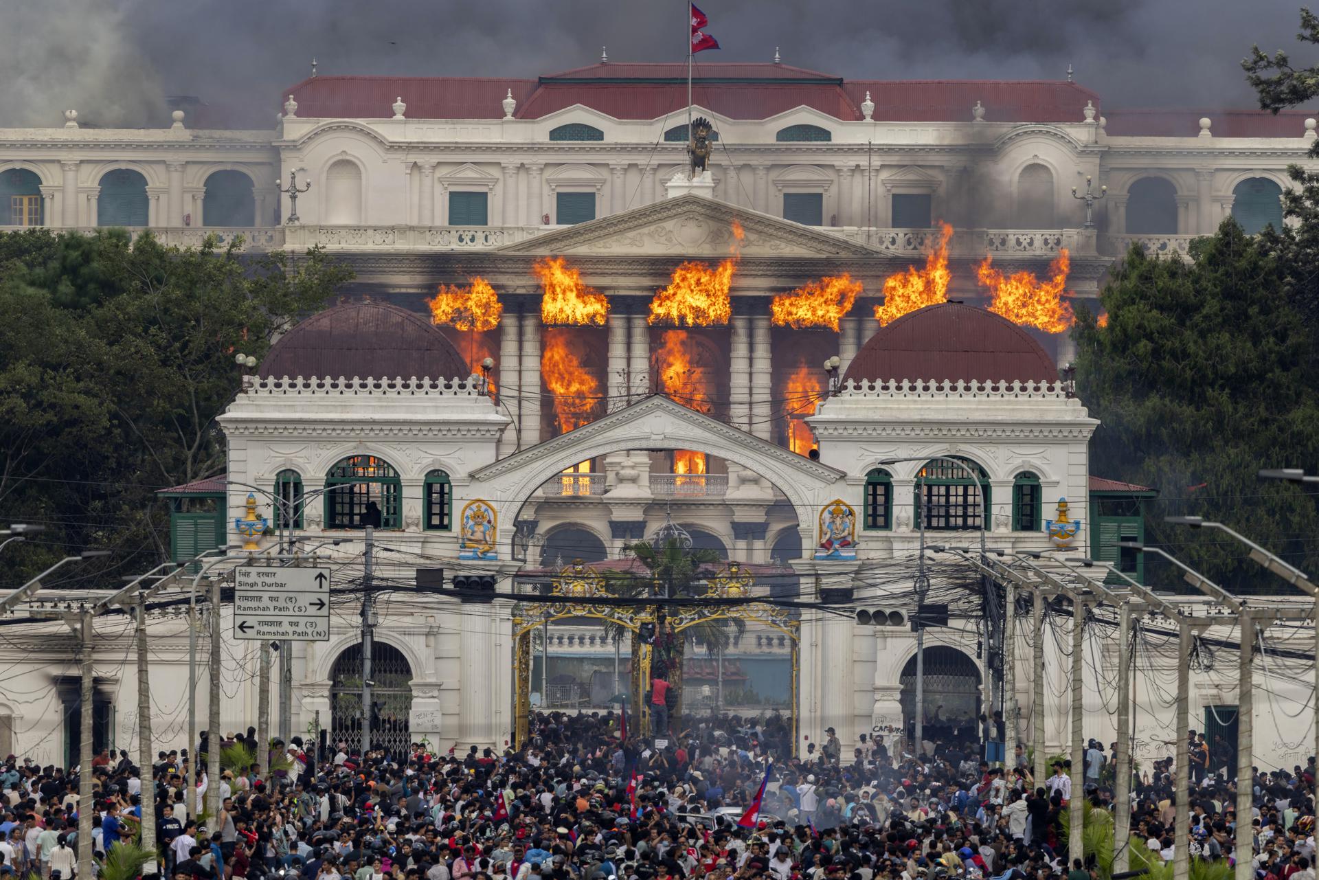 El fuego y el humo se elevan del palacio Singha Durbar, que alberga los edificios gubernamentales y parlamentarios