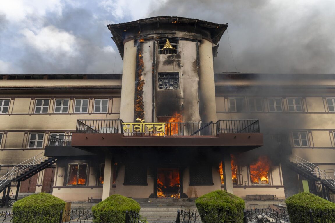 El fuego y el humo se elevan desde el edificio de la Corte Suprema en Katmandú 