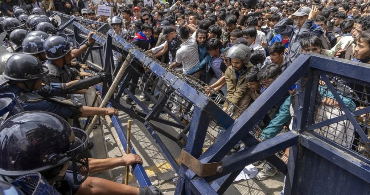 Manifestantes enfrentándose a la policía frente al parlamento en Katmandú, Nepal