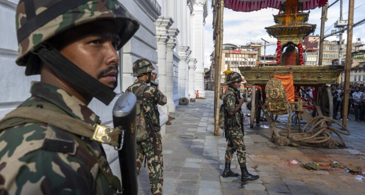 Personal del ejército nepalí patrulla en la plaza Basantapur Durbar de Katmandú, Nepal