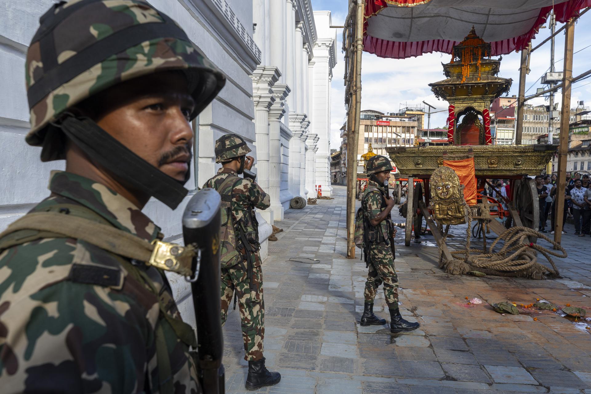 Personal del ejército nepalí patrulla en la plaza Basantapur Durbar de Katmandú, Nepal