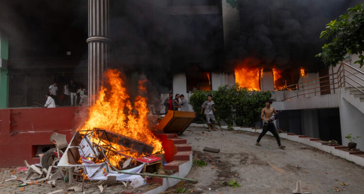 Renuncia primer ministro de Nepal tras protestas y muertes por censura a RRSS: incendiaron su casa