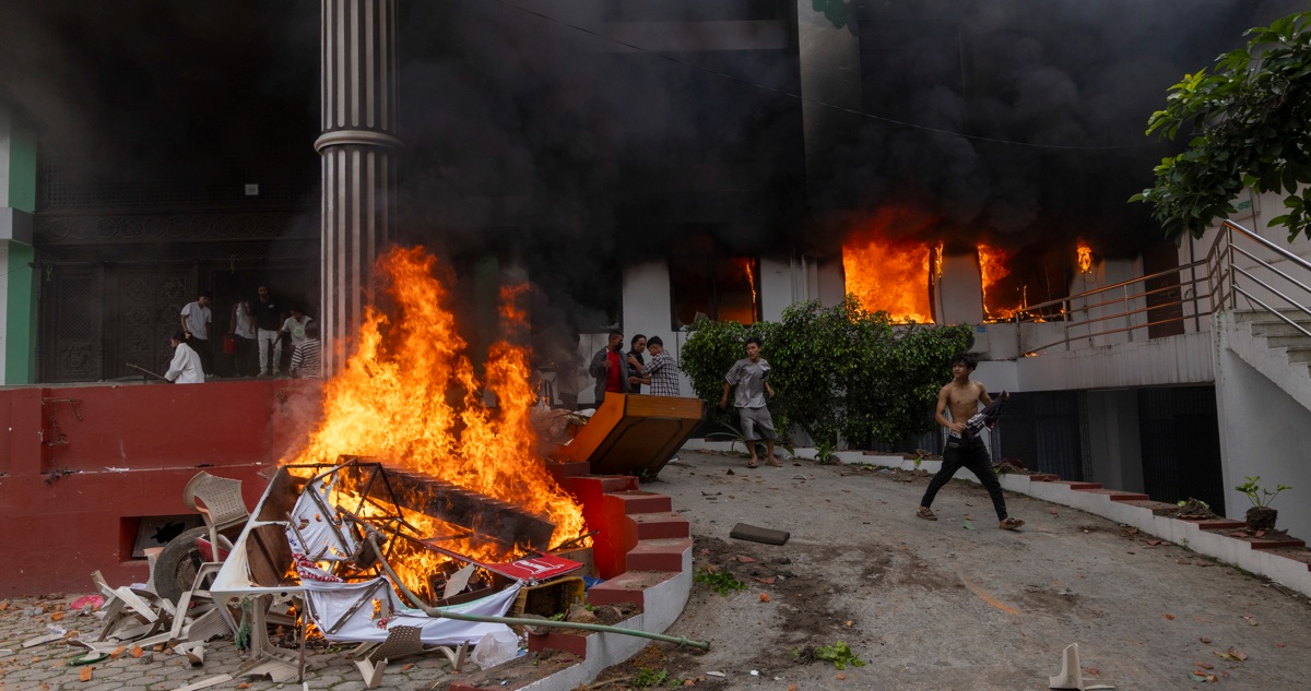 Renuncia primer ministro de Nepal tras protestas y muertes por censura a RRSS: incendiaron su casa