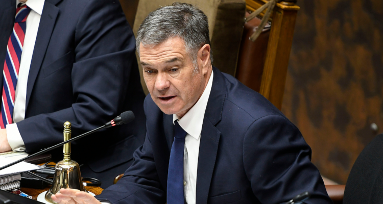 Ossandón advierte “suicidio legislativo del Gobierno” ante eventual nuevo fracaso de la multa al voto