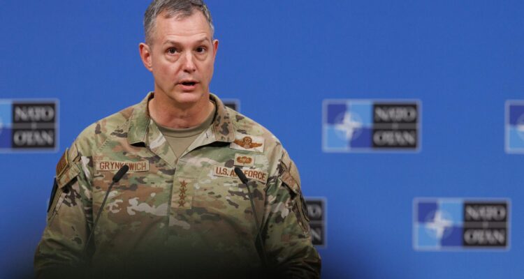 El teniente general Alexus G. Grynkewich, Comandante Supremo Aliado en Europa de la OTAN