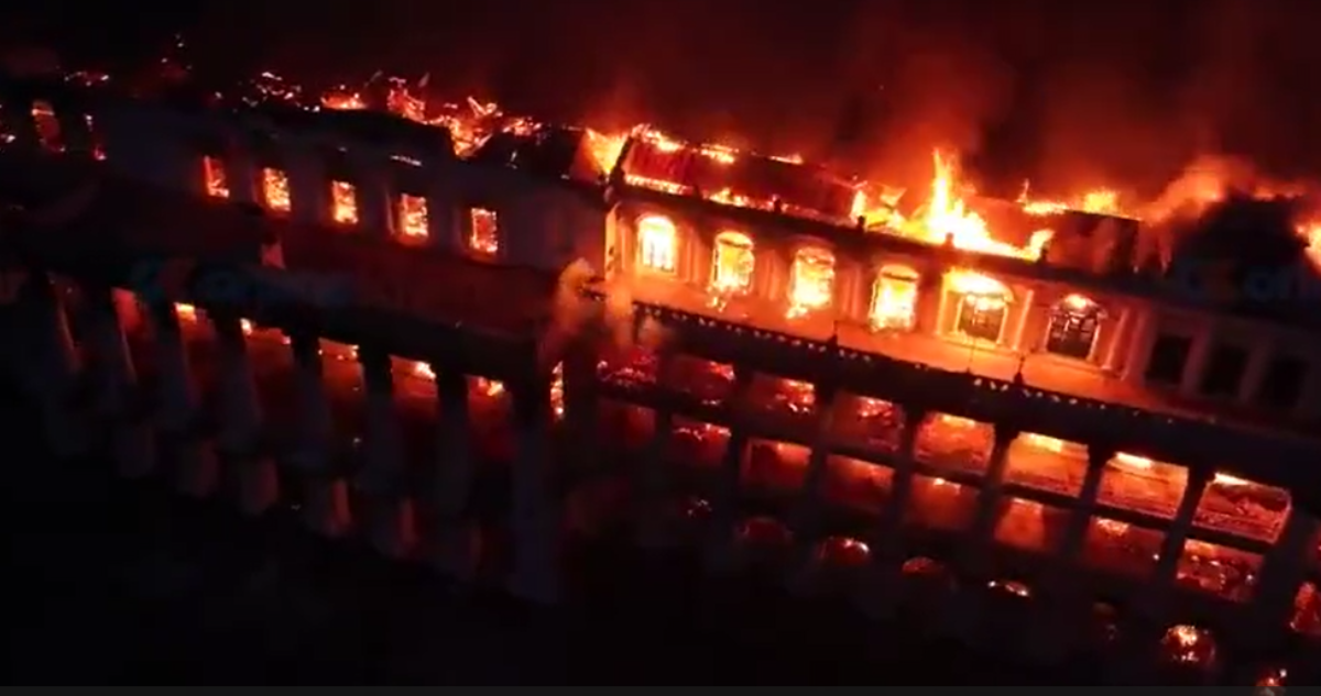 parlamento incendiándose