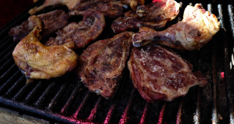 Por qué no deberías limpiar tu parrilla con cebolla o limón y cuál es la forma correcta de hacerlo