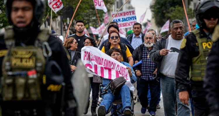 Bloqueo a fondos en las AFP y más aportes obligatorios: La polémica en Perú por la reforma previsional