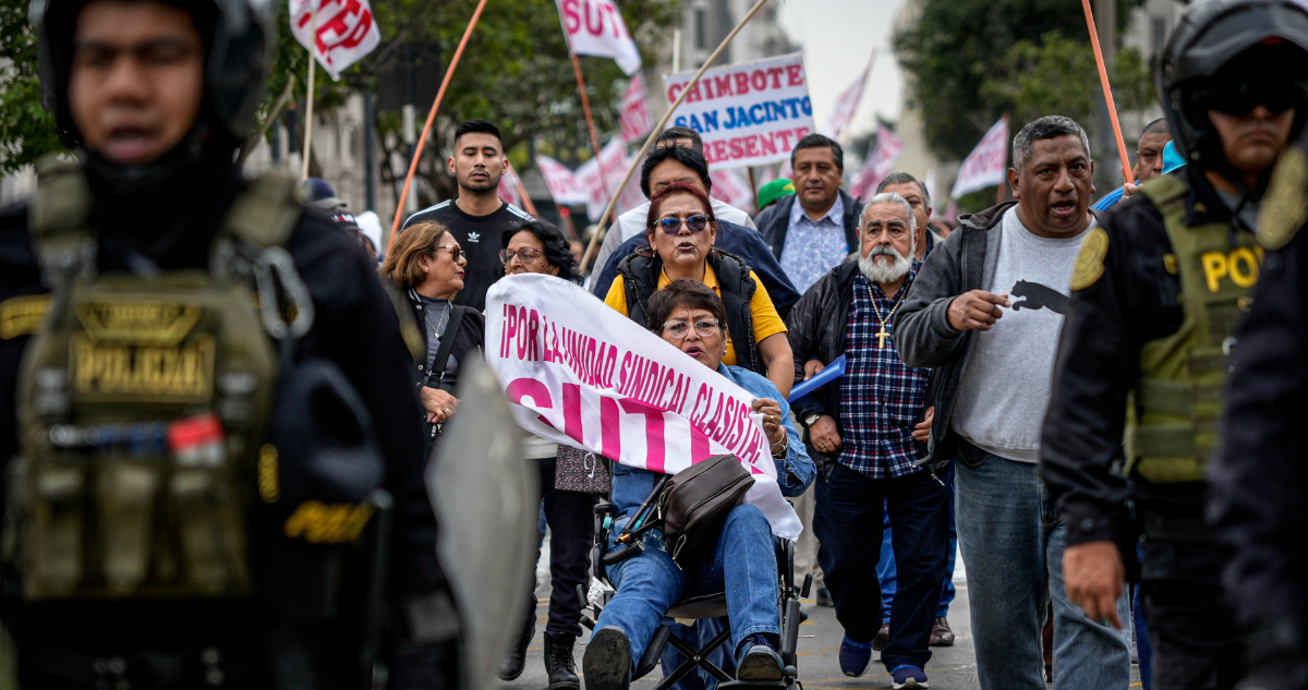 Bloqueo a fondos en las AFP y más aportes obligatorios: La polémica en Perú por la reforma previsional